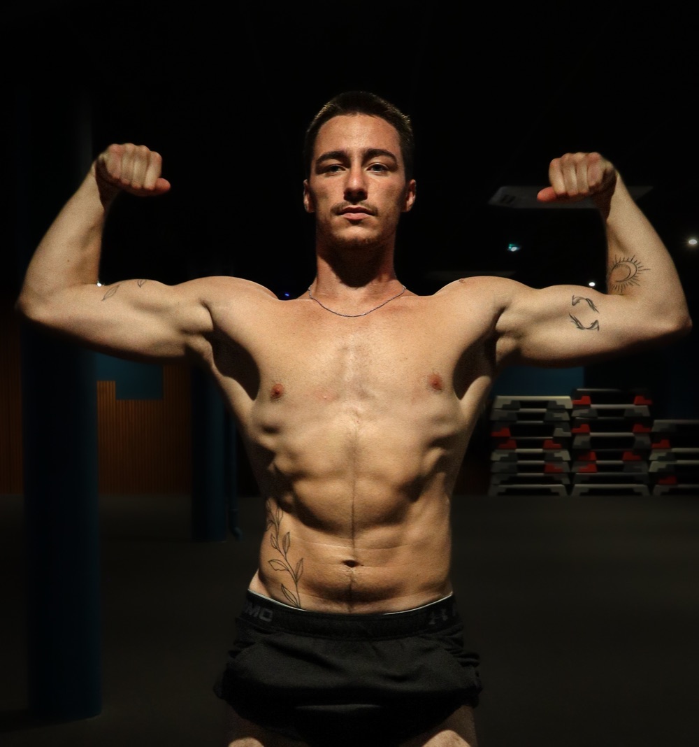 Clément Lavilanie, double biceps dans sa salle d'entraînement