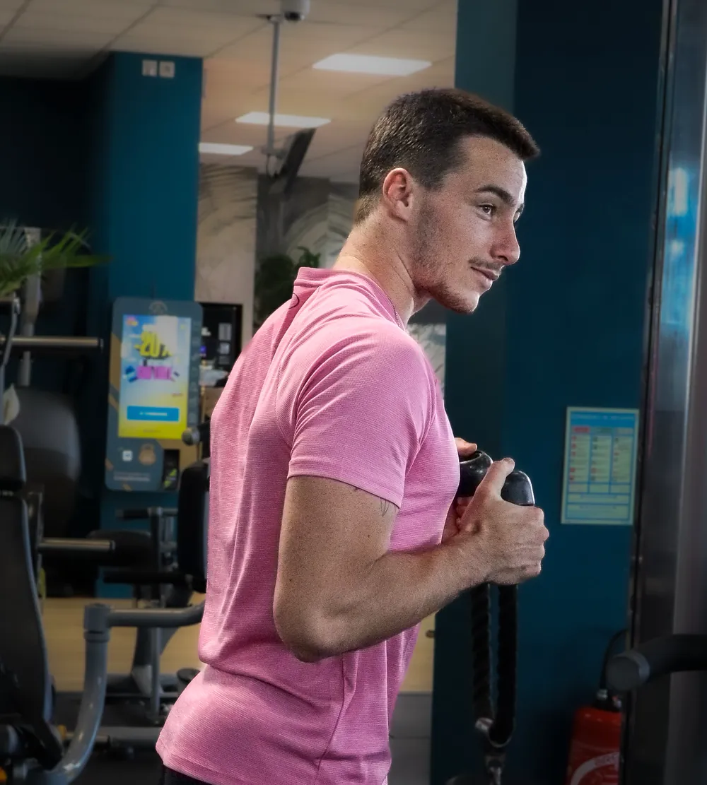 Clément Lavilanie, coach sportif à Lyon, dans sa salle d'entraînement